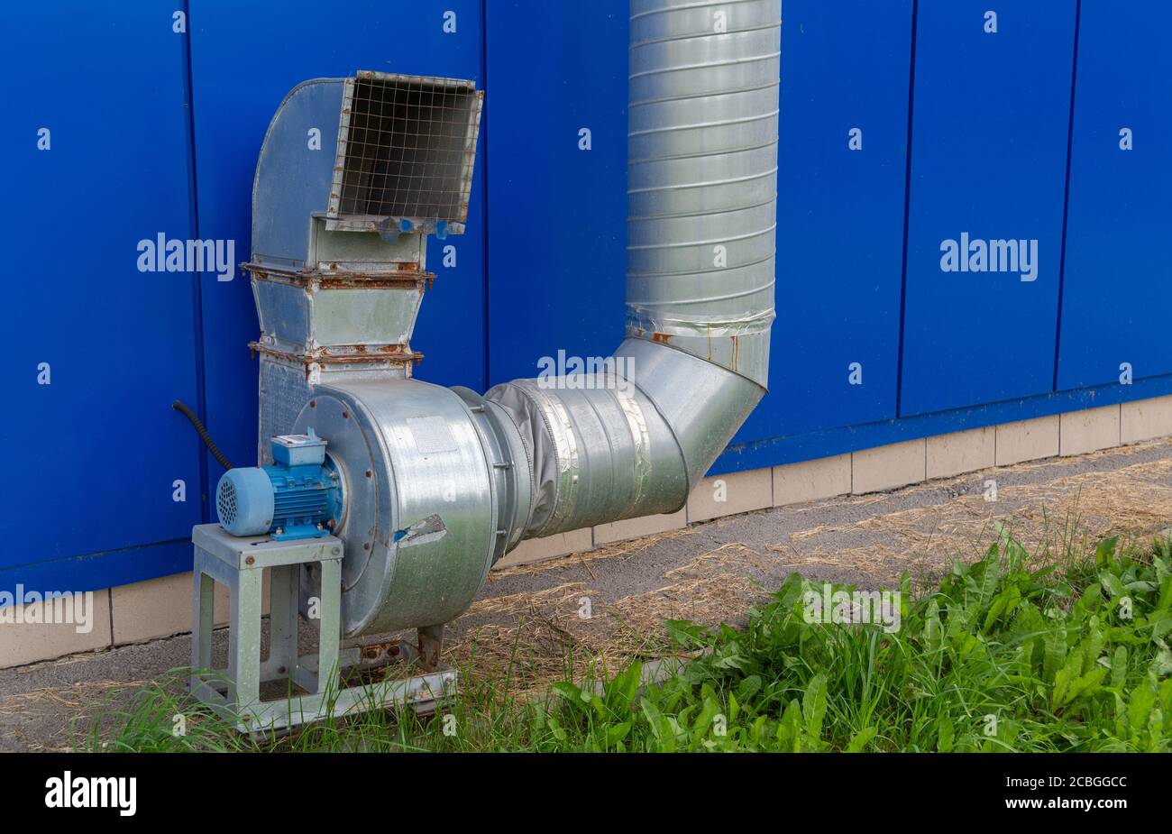 conduit d'extraction d'air de qualité industrielle avec moteur électrique  sur bleu mur Photo Stock - Alamy