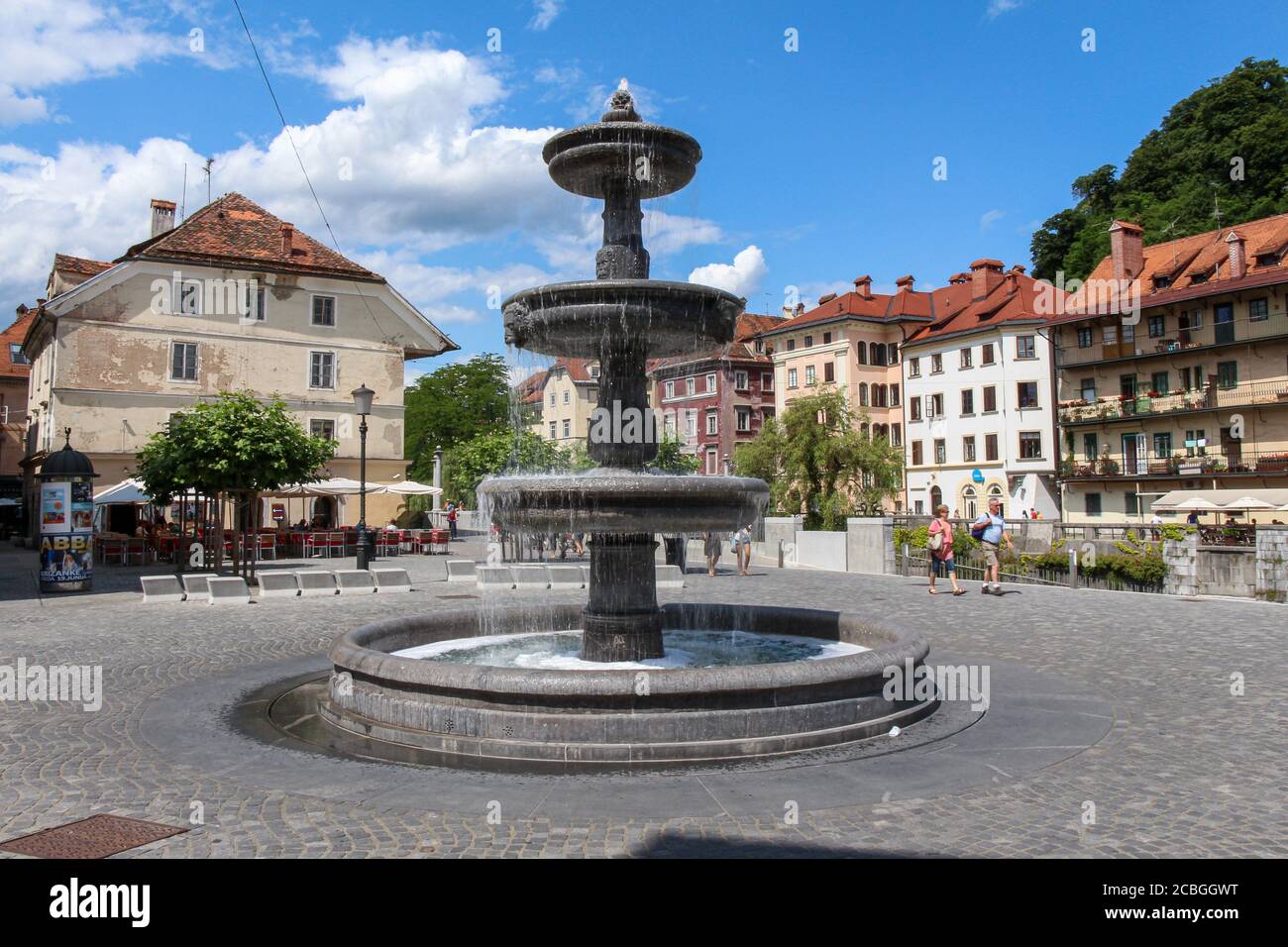 Ljubljana, Slovénie - 16 juillet 2018 : Fontaine à Novi Trg, place de la Justice, Ljubljana, Slovénie Banque D'Images