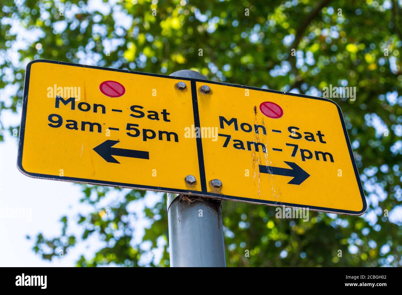 Restrictions de stationnement en bordure de la route de la ligne jaune Banque D'Images