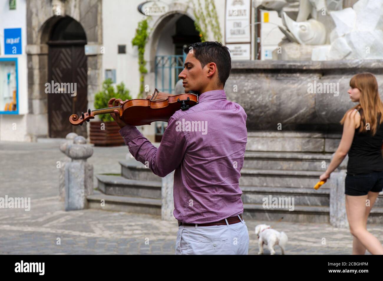 Ljubljana, Slovénie - 16 juillet 2018 : violoniste jouant à Mestni Trg, place de la ville de Ljubljana, à côté de la fontaine Robba Banque D'Images