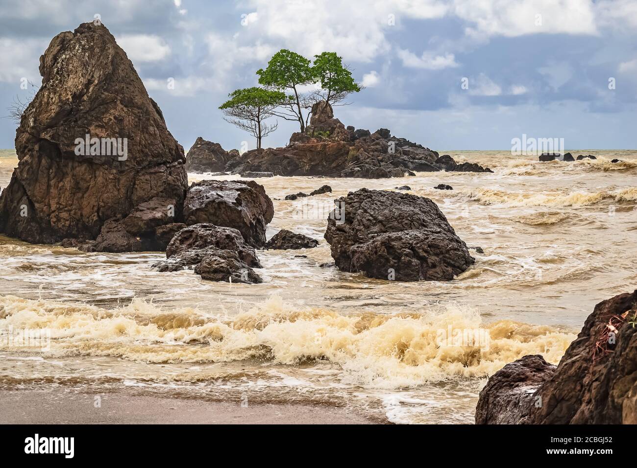 Ghana plage avec rochers et mer d'or situé dans Axim L'Afrique de l'Ouest a également appelé la côte d'or Banque D'Images