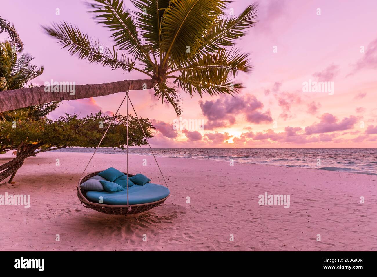 Coucher de soleil tropical fond de plage comme paysage d'été panorama avec balançoire de plage ou hamac et sable blanc calme mer ciel bannière de plage. Superbe vue sur la plage Banque D'Images