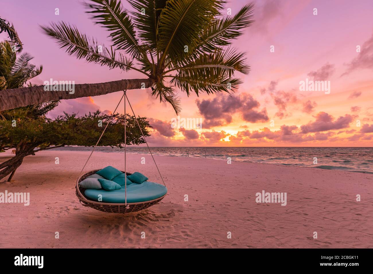Coucher de soleil tropical fond de plage comme paysage d'été panorama avec balançoire de plage ou hamac et sable blanc calme mer ciel bannière de plage. Superbe vue sur la plage Banque D'Images