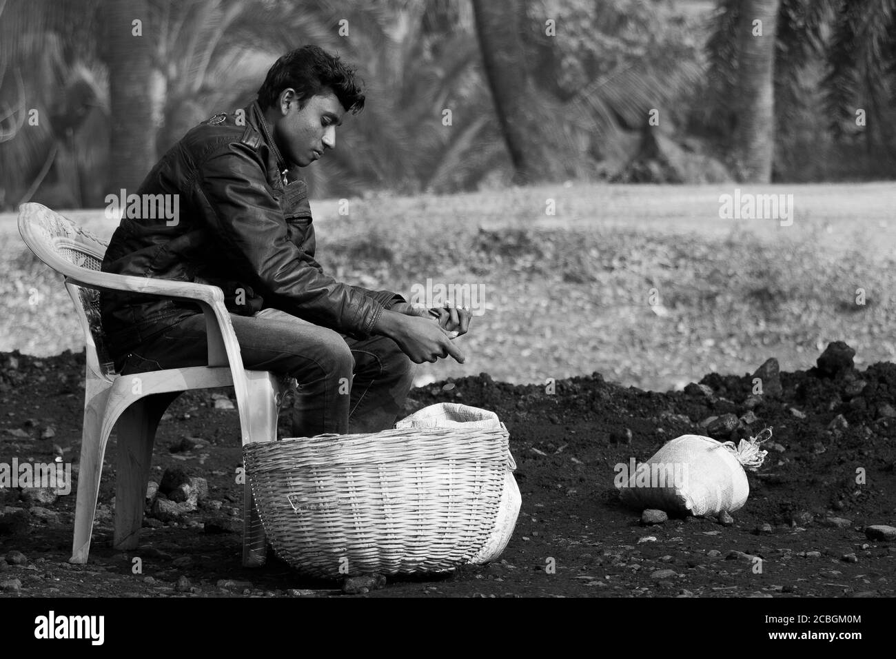 Les laboureurs déchargent le charbon d'un cargo à Khulna, au Bangladesh. L'industrie de la brique est l'un des principaux consommateurs de ce charbon. Banque D'Images