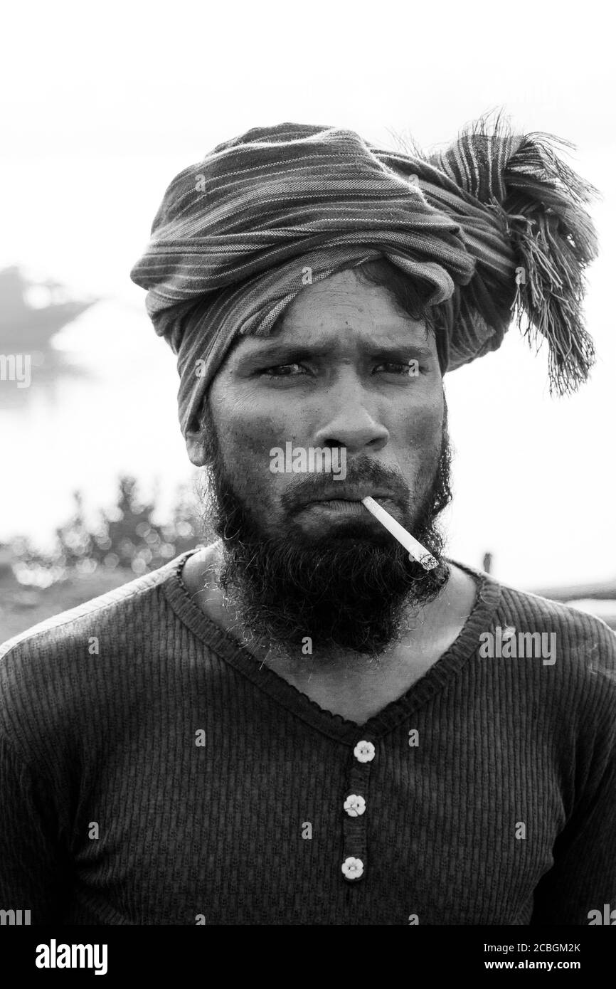 Les laboureurs déchargent le charbon d'un cargo à Khulna, au Bangladesh. L'industrie de la brique est l'un des principaux consommateurs de ce charbon. Banque D'Images