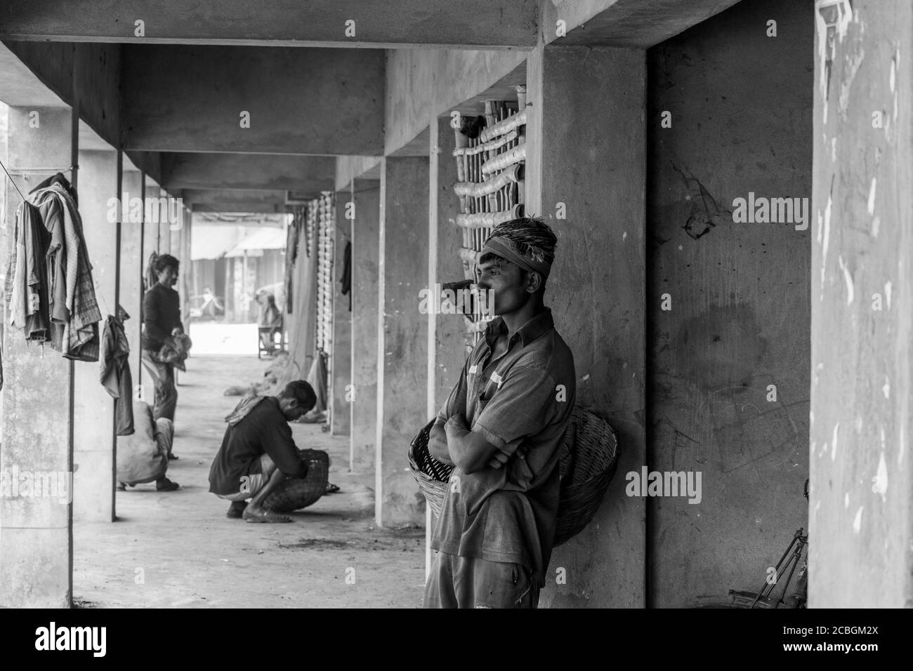 Les laboureurs déchargent le charbon d'un cargo à Khulna, au Bangladesh. L'industrie de la brique est l'un des principaux consommateurs de ce charbon. Banque D'Images