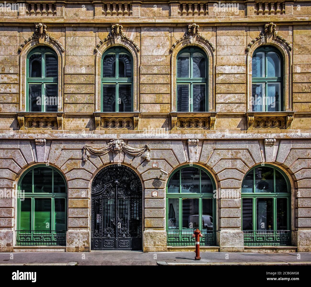 Budapest, Hongrie, août 2019, vue sur un vieux bâtiment avec une porte en fer forgé noir dans le centre de la capitale Banque D'Images