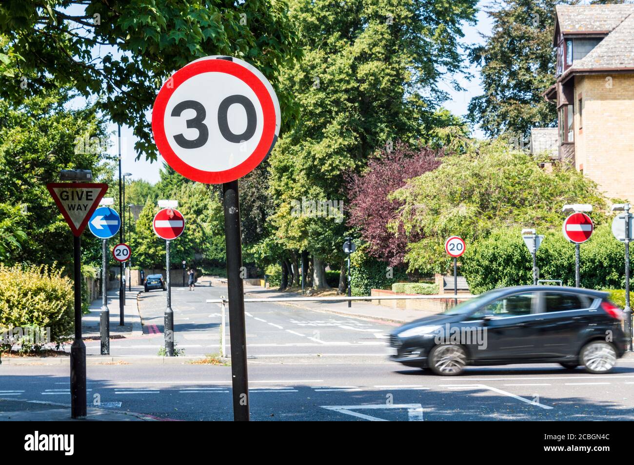 Tableau de limite de vitesse de 30 mph sur les routes du Royaume-Uni Banque D'Images