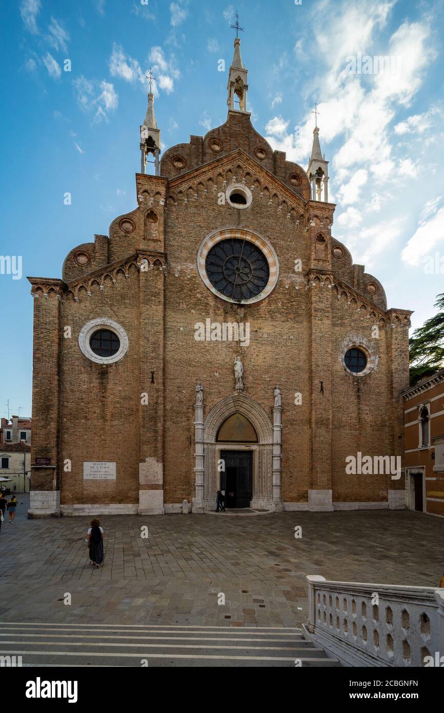 Basilica di Santa Maria Gloriosa dei Frari, quartier de San Polo, Venise, Italie; façade extérieure de l'église gothique sur Campo dei Frari, verticale Banque D'Images