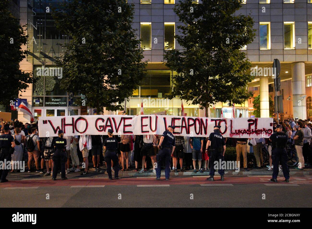 Des manifestants sont vus devant le bâtiment de représentation de l'UE à Varsovie, en Pologne, le 13 août 2020. Plus d'une centaine de manifestants, certains ressortissants biélorusses se sont rassemblés devant le siège de représentation de l'UE en toute solarité avec les citoyens biélorusses qui ont subi des brutalités de la part des autorités après les élections présidentielles de dimanche, qu'ils prétendent truquées. Les manifestants de Varsovie ont également plaidé auprès de l'UE pour l'arrêt de la vente d'armes et de fournitures d'armes au Belarus, qui sont utilisés par la police anti-émeute et la miliatrie pour réprimer les manifestations pacifiques. Banque D'Images