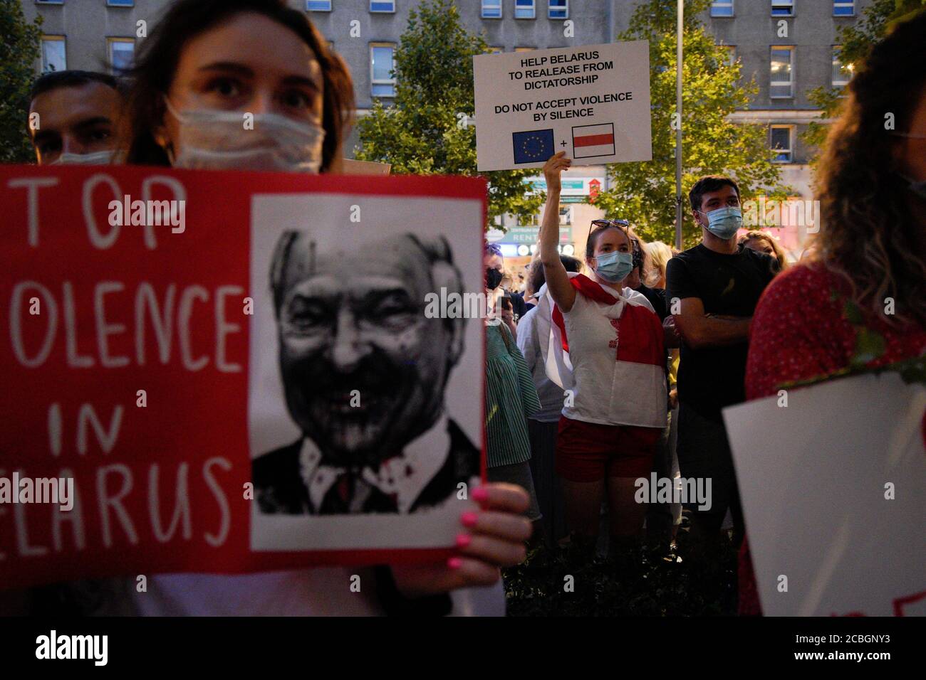 Des manifestants sont vus devant le bâtiment de représentation de l'UE à Varsovie, en Pologne, le 13 août 2020. Plus d'une centaine de manifestants, certains ressortissants biélorusses se sont rassemblés devant le siège de représentation de l'UE en toute solarité avec les citoyens biélorusses qui ont subi des brutalités de la part des autorités après les élections présidentielles de dimanche, qu'ils prétendent truquées. Les manifestants de Varsovie ont également plaidé auprès de l'UE pour l'arrêt de la vente d'armes et de fournitures d'armes au Belarus, qui sont utilisés par la police anti-émeute et la miliatrie pour réprimer les manifestations pacifiques. Banque D'Images