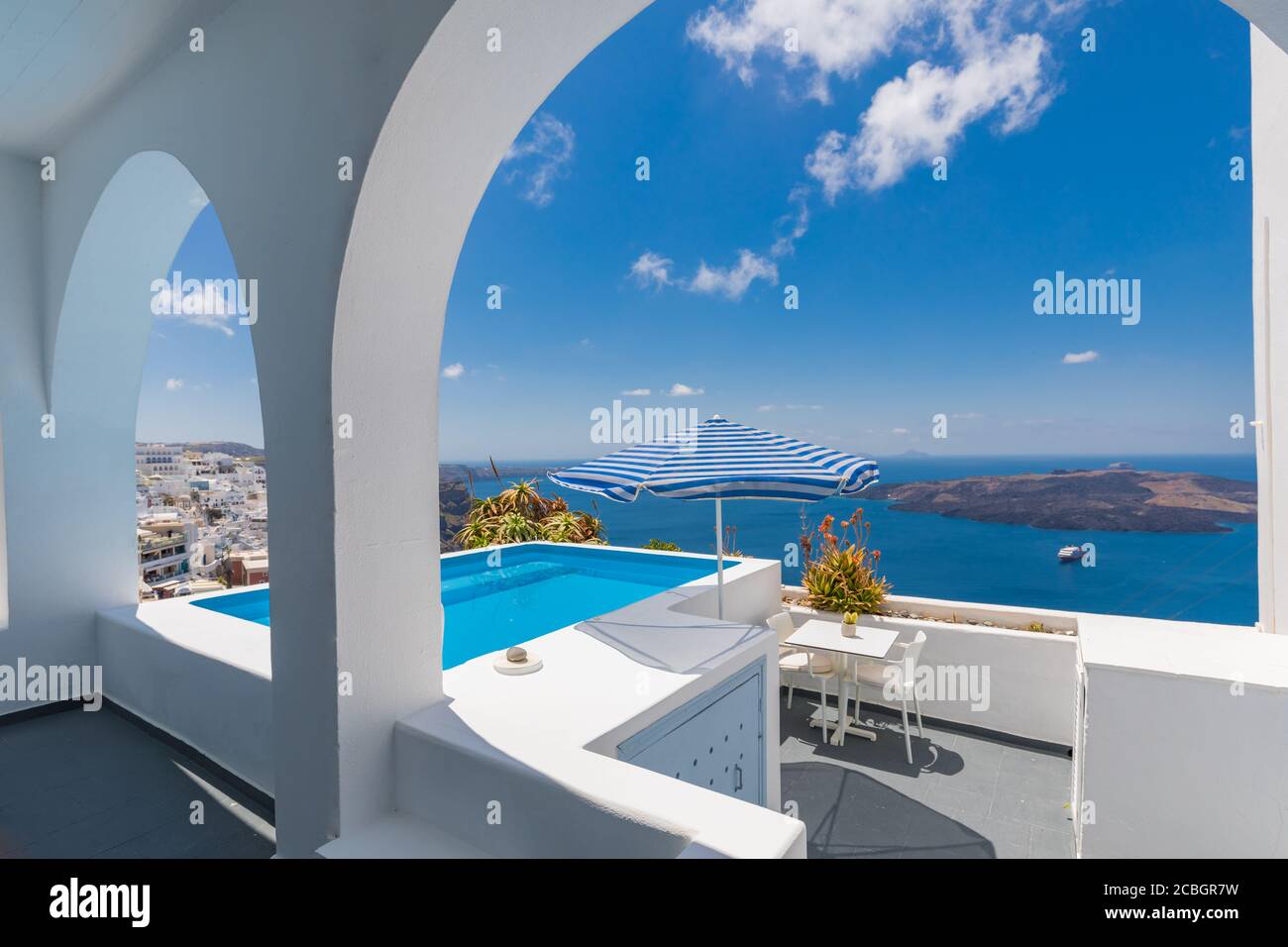 Vacances grecques de luxe à Santorin. Architecture blanche, chaises avec vue sur la mer et parasol avec piscine à débordement vide Santorini. Vacances d'été, vacances Banque D'Images