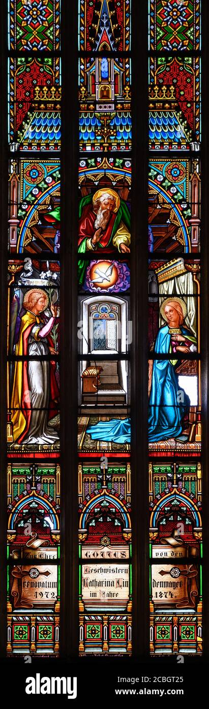 Vitraux représentant l'Annonciation à la Vierge Marie par Gabriel l'Archange. Cathédrale Saint-Martin, Bratislava, Slovaquie. 2020/05/20. Banque D'Images