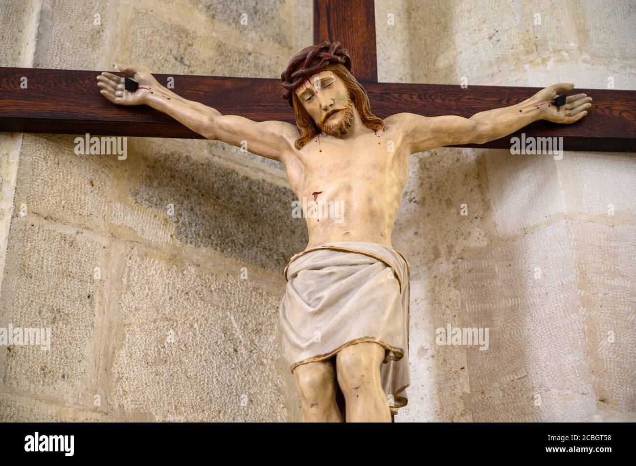 Sculpture de Jésus-Christ sur la croix. Cathédrale Saint-Martin de Bratislava. Bratislava, Slovaquie. 2020/05/20. Banque D'Images