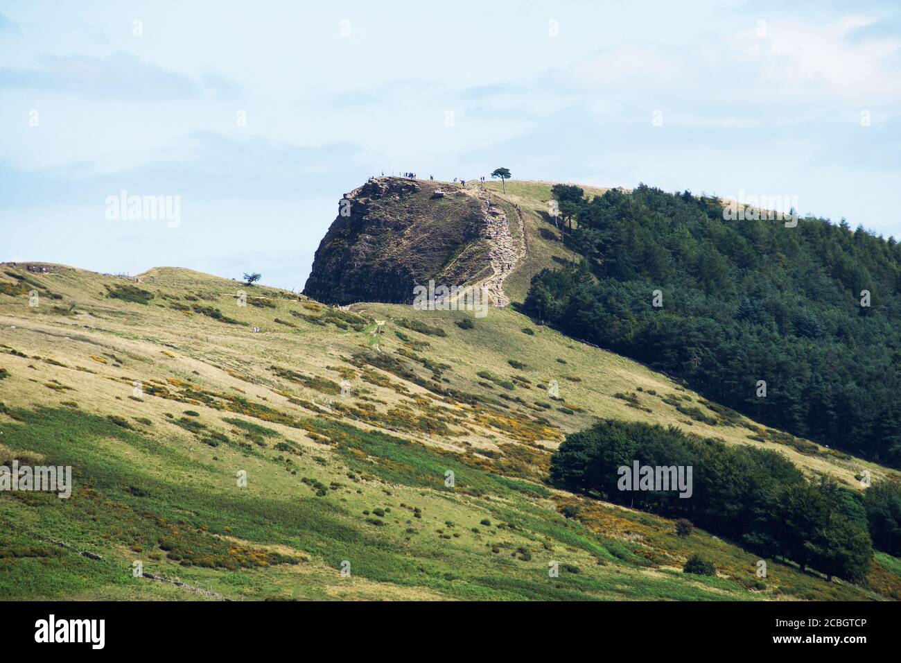 Nombre de Hill Walkers négocient Ridge Walk, puis grimpez sur Lose Hill dans le Derbyshire et congrégez sur le sommet en regardant les vues Banque D'Images