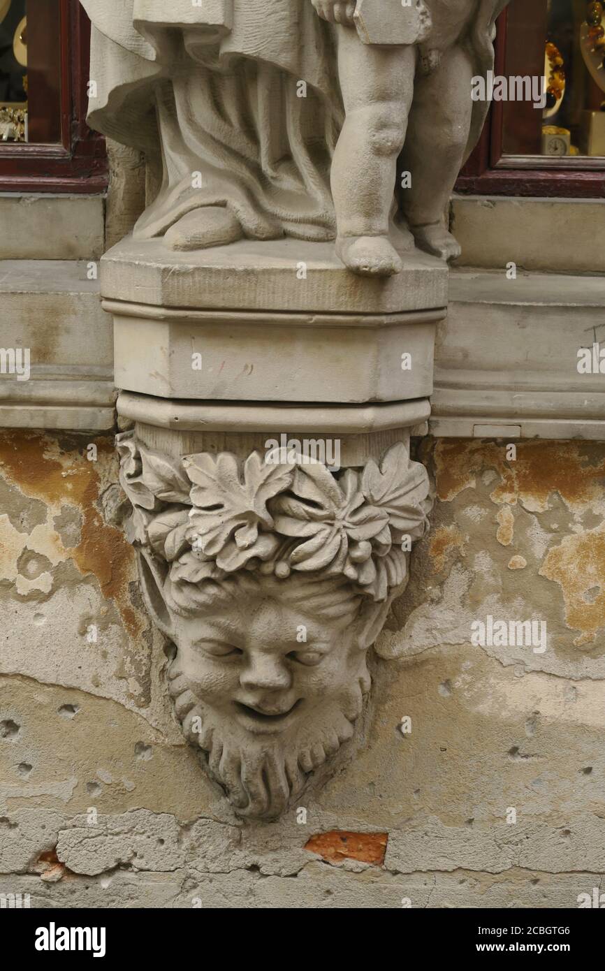 Satyr en pierre face sous une vitrine dans la vieille ville de Varsovie Pologne Banque D'Images