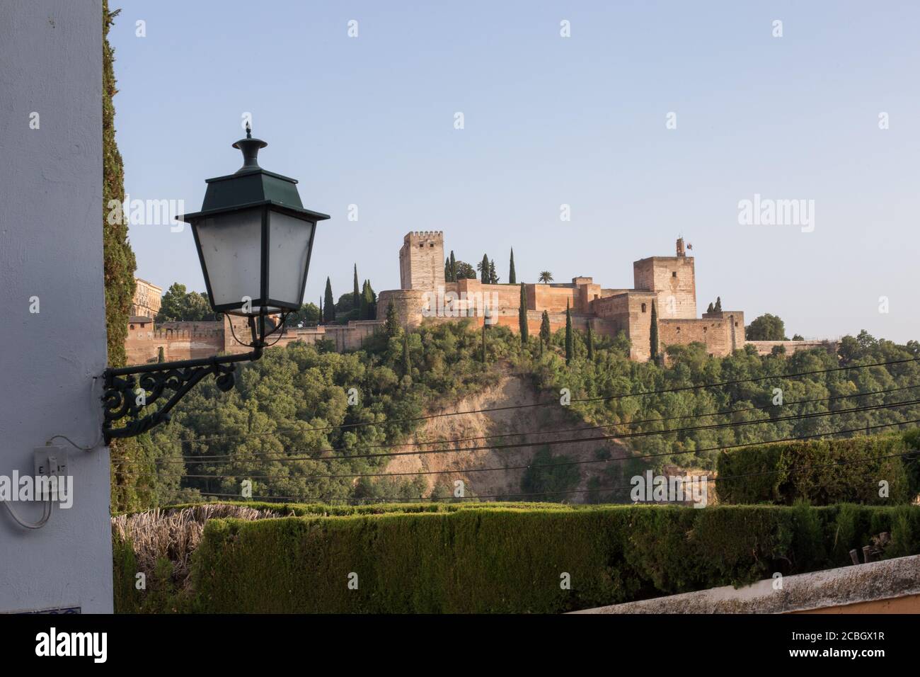 Al Hambra vue former une autre colline Grenade, Espagne heure d'été soir Banque D'Images