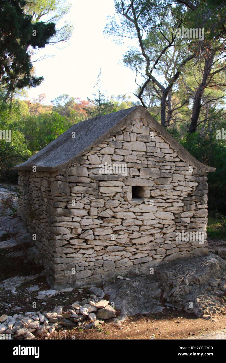 Une ancienne maison en pierre en Croatie. Le style architectural des villes de la station croate. Avec une petite fenêtre Banque D'Images