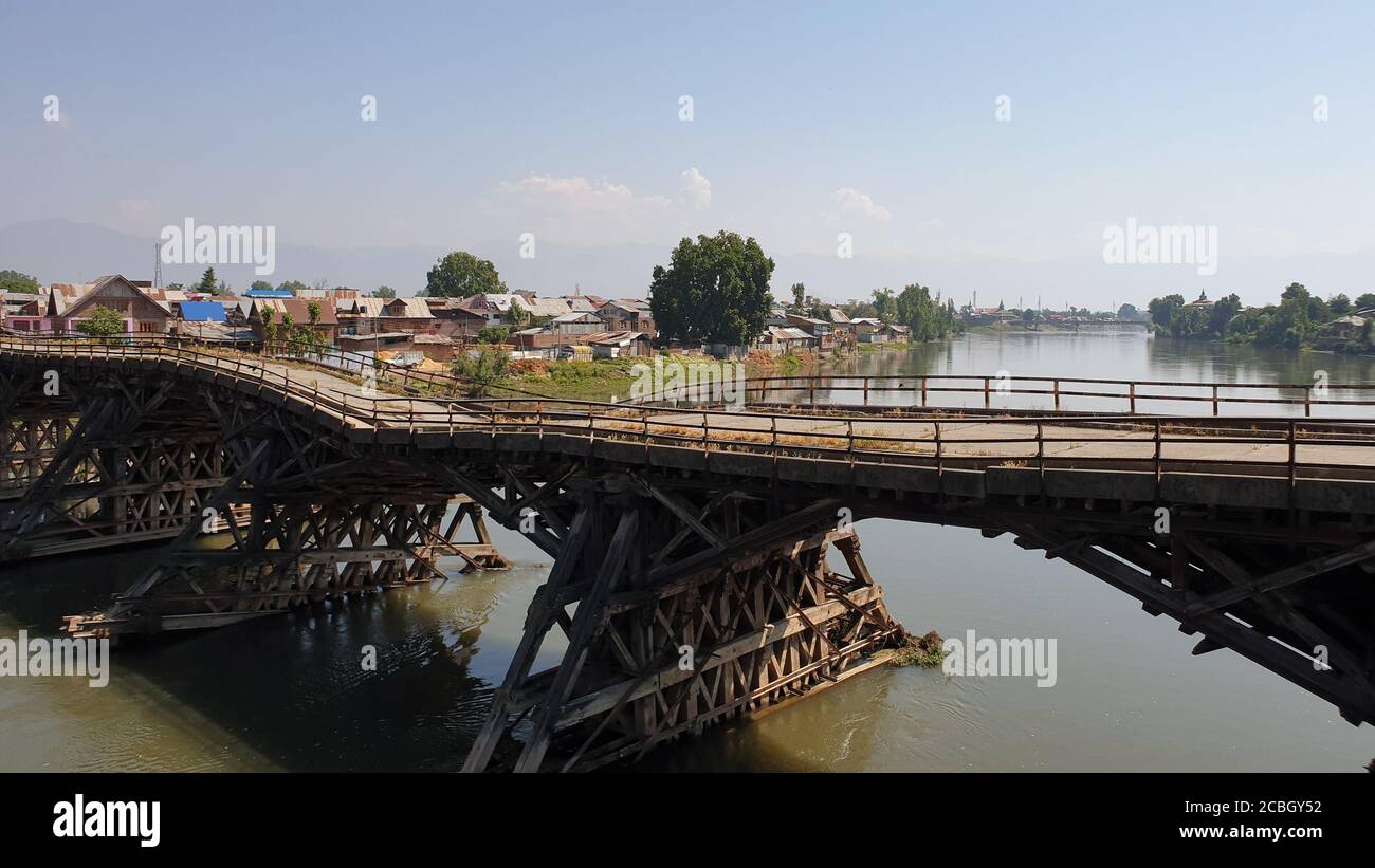 Bridge est le nom commun des ponts construits à Jammu-et-Cachemire. Une structure qui est construite sur une rivière, une route ou un chemin de fer pour permettre aux gens et v Banque D'Images