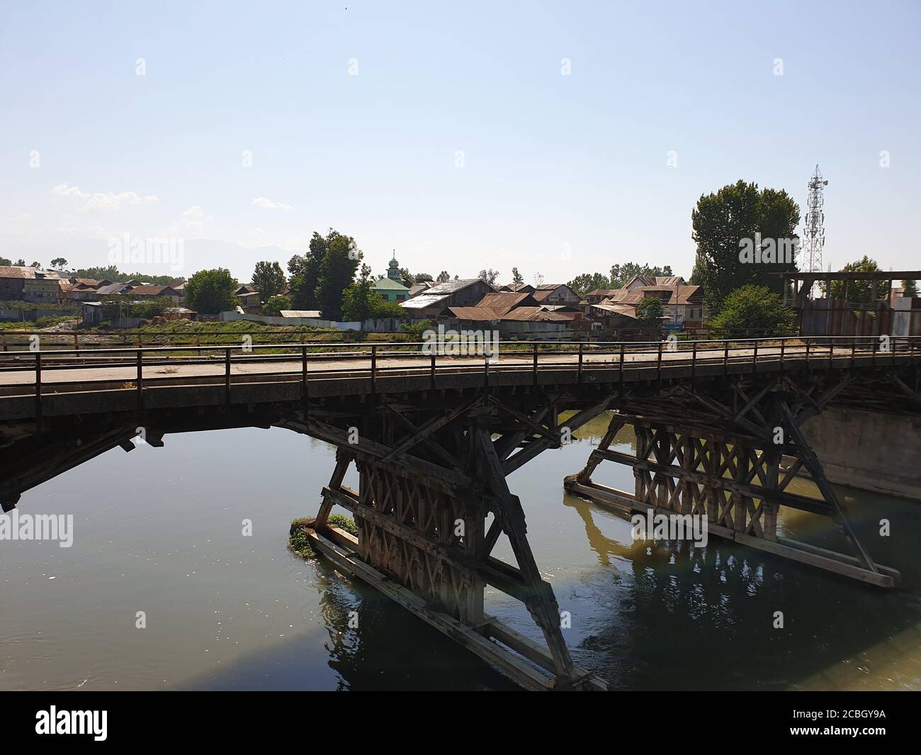 Bridge est le nom commun des ponts construits à Jammu-et-Cachemire. Une structure qui est construite sur une rivière, une route ou un chemin de fer pour permettre aux gens et v Banque D'Images