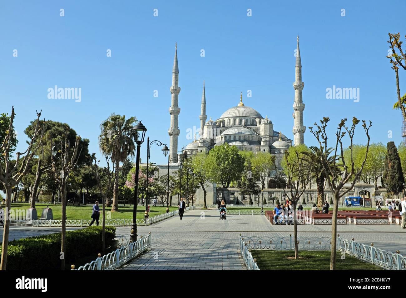 Parc Sultanahmet à Istanbul, Turquie avec vue sur la Mosquée bleue historique avec ses minarets au loin. Banque D'Images