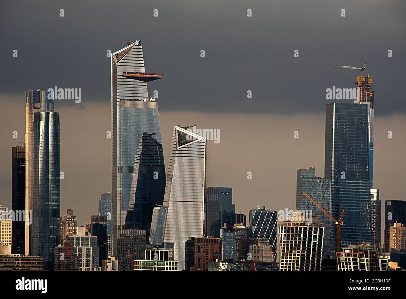 Nuages orageux sur des bâtiments en verre dans Midtown Manhattan. Banque D'Images