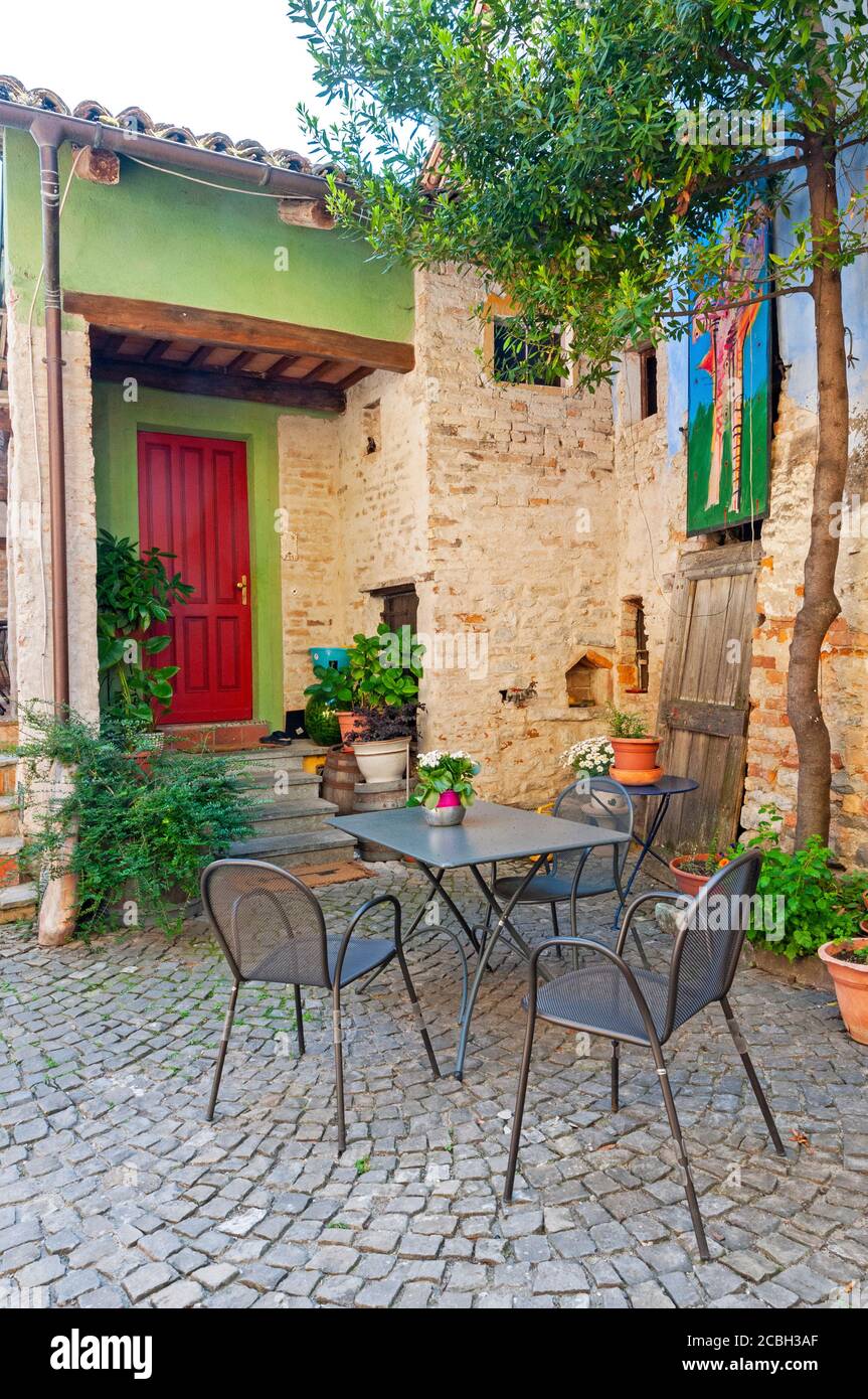 Cour confortable avec table et chaises, Monforte, Piémont, Italie Banque D'Images