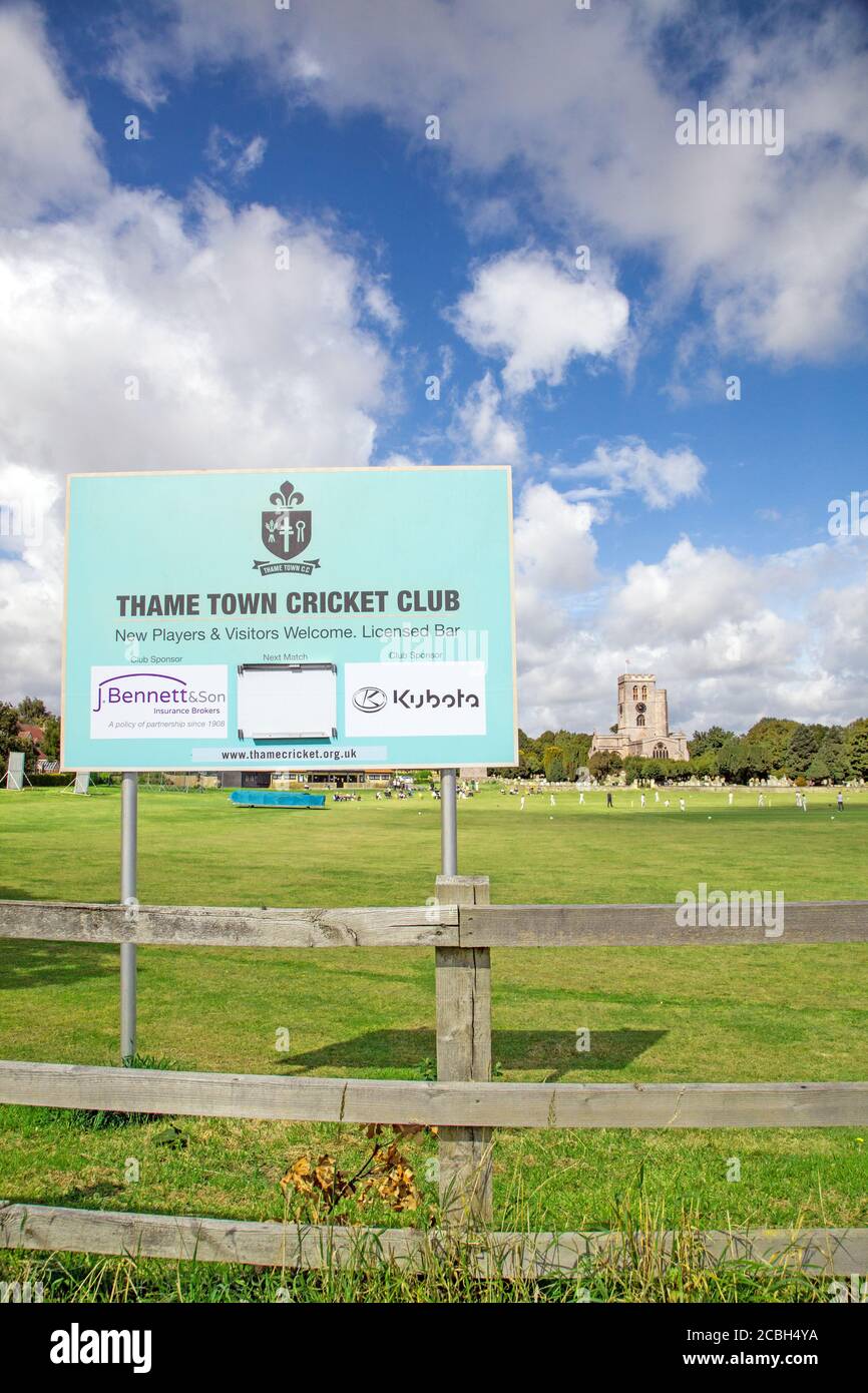 Match de cricket sur la pittoresque prairie de l'église la maison de Thame club de cricket Oxfordshire Angleterre avec l'église St Mary à l'arrière-plan Banque D'Images