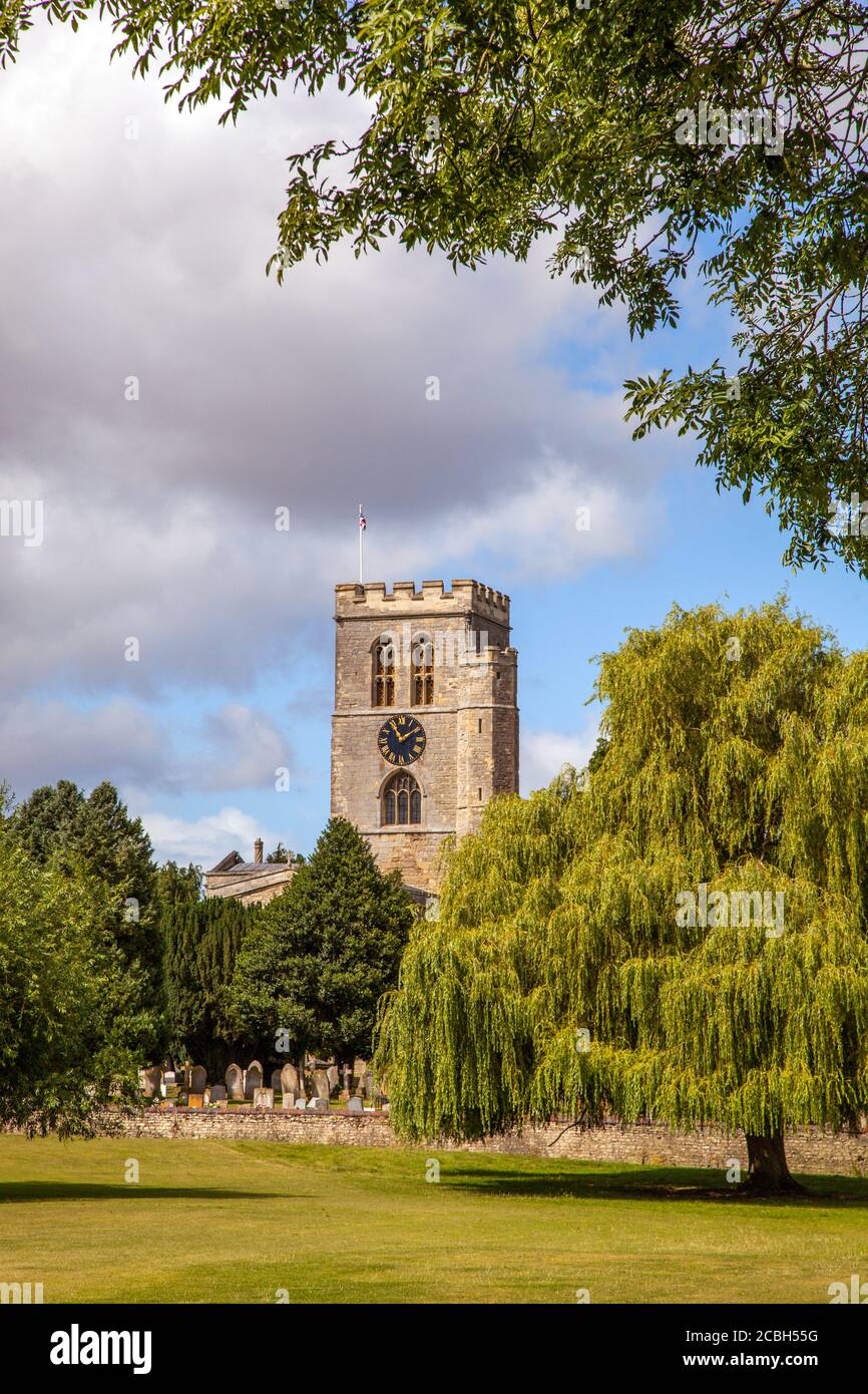 L'église pittoresque pré la maison du club de cricket de Thame Oxfordshire Angleterre avec l'église St Mary en arrière-plan Banque D'Images