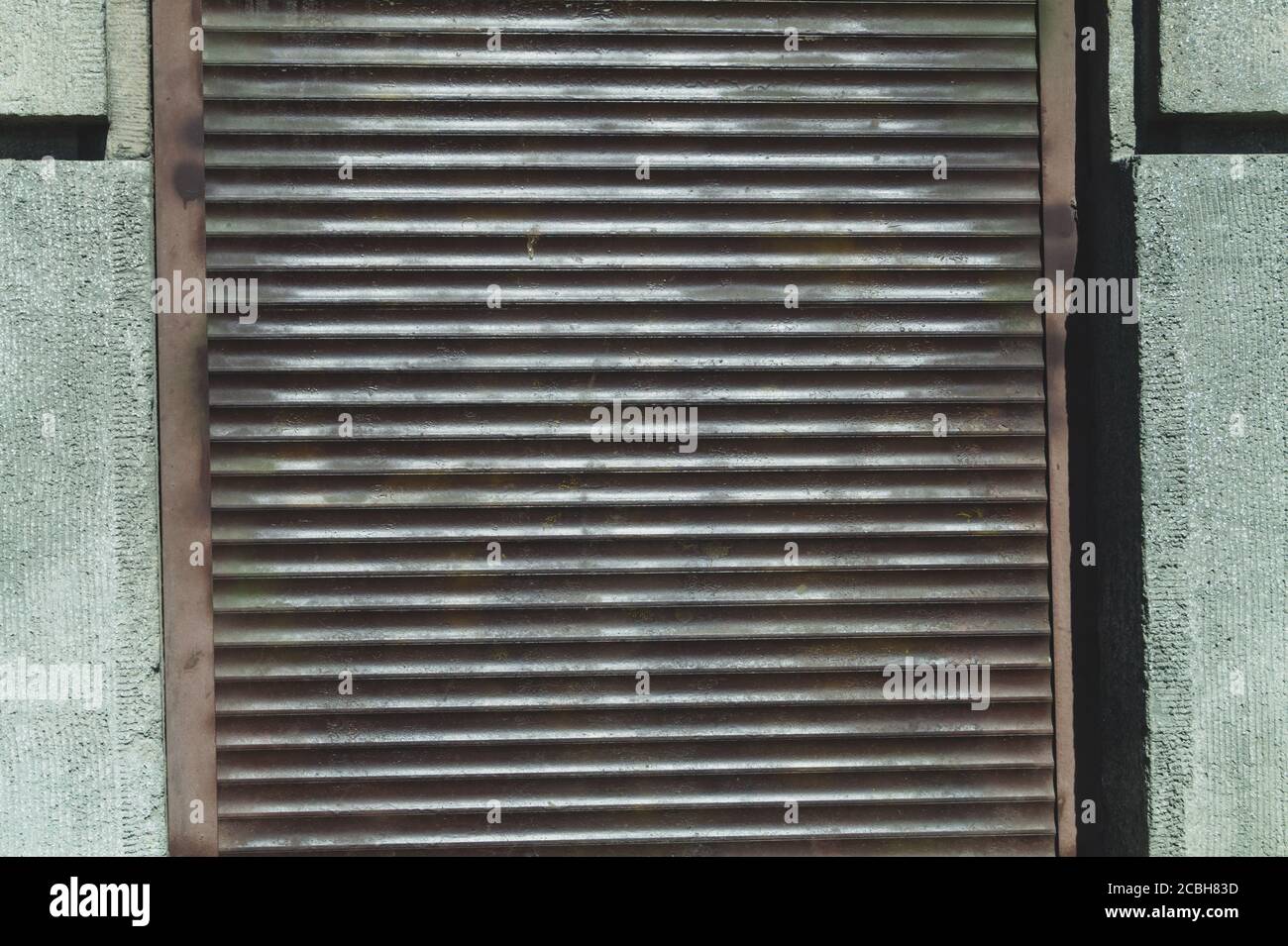 Store de fenêtre en fer. Volet roulant en métal rouillé. Rideau métallique  en gros plan Photo Stock - Alamy