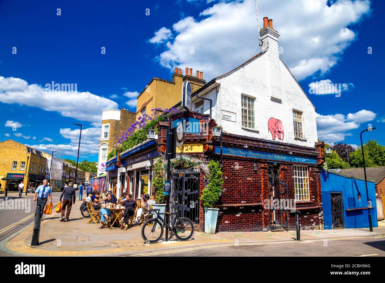 Les gens qui boivent à l'extérieur du pub Dove en été à Broadway Market, Londres, Royaume-Uni Banque D'Images