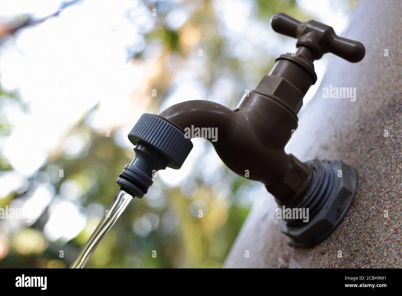 Éliminer l'eau du robinet du réservoir Banque D'Images