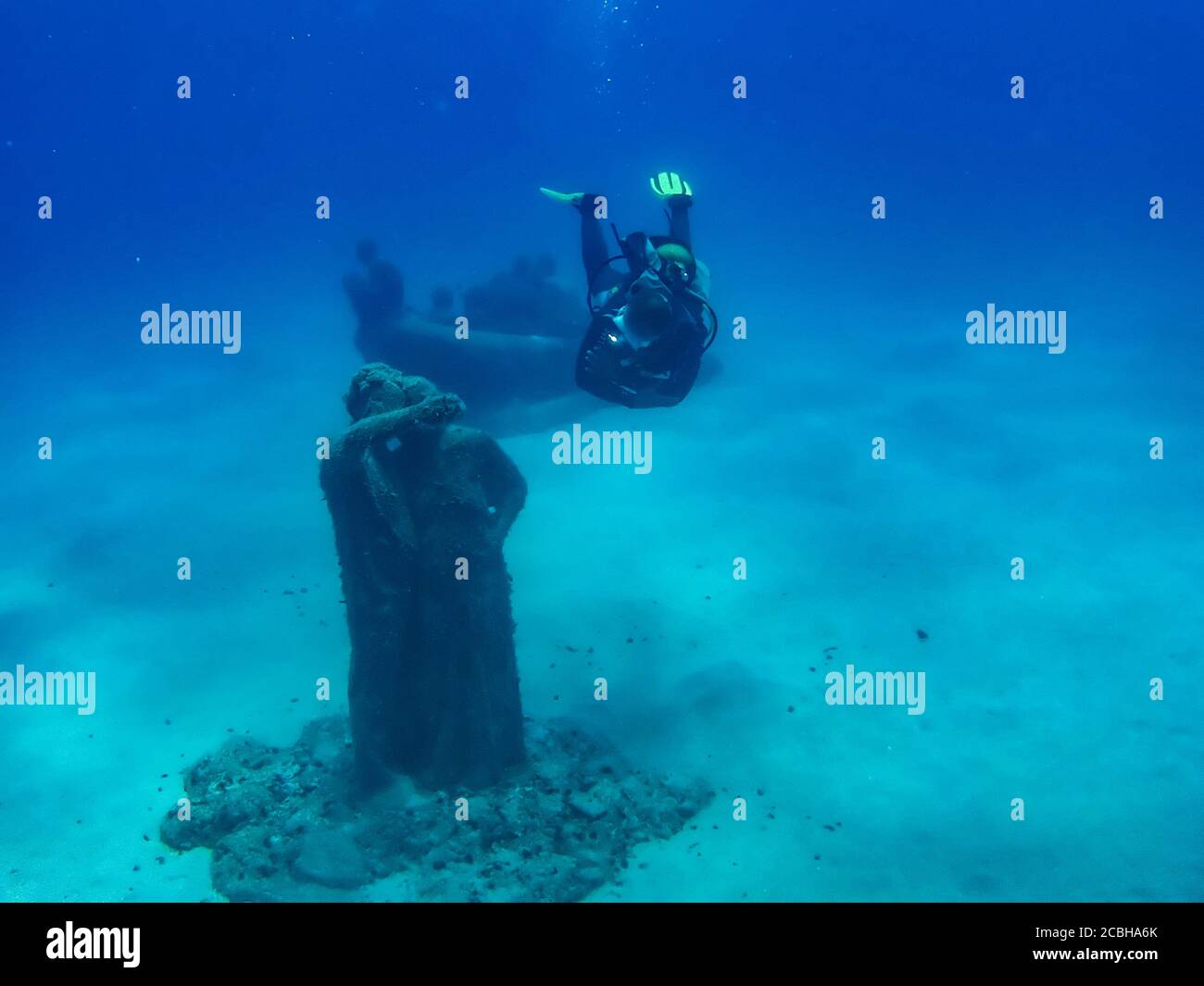 Plongée sous-marine montre la sculpture « desconectado » de Jason deCaires Taylor dans le musée sous-marin Museo Atlantico au large de Playa Blanca, Lanzarote. Banque D'Images