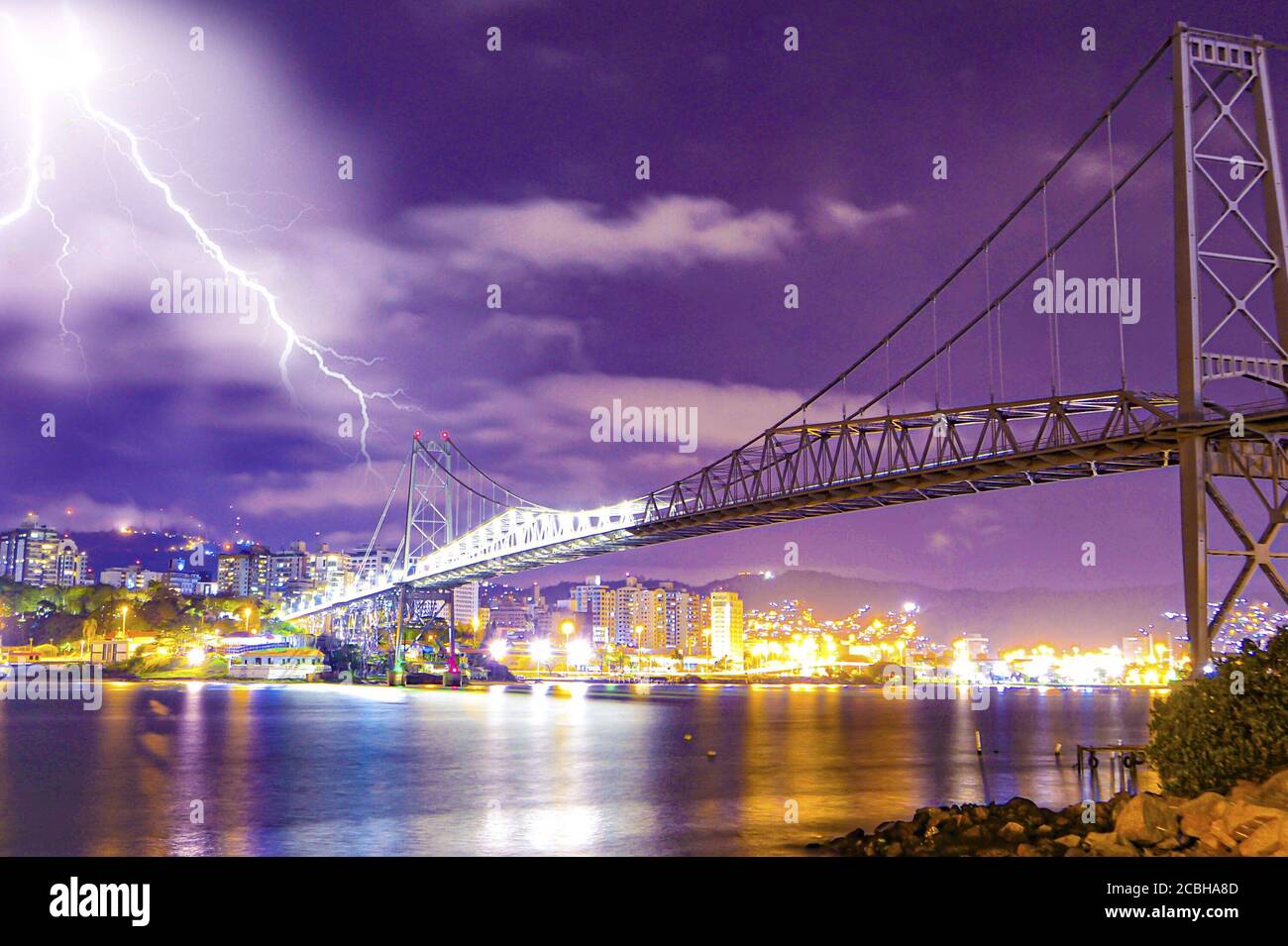 Florianópolis (SC), 13/08/2020 - Clima / Raios - Raios na cidade de Florianópolis na noite desta quinta-feira (13). (Foto: Eduardo Valente/iShoot/Alam Banque D'Images