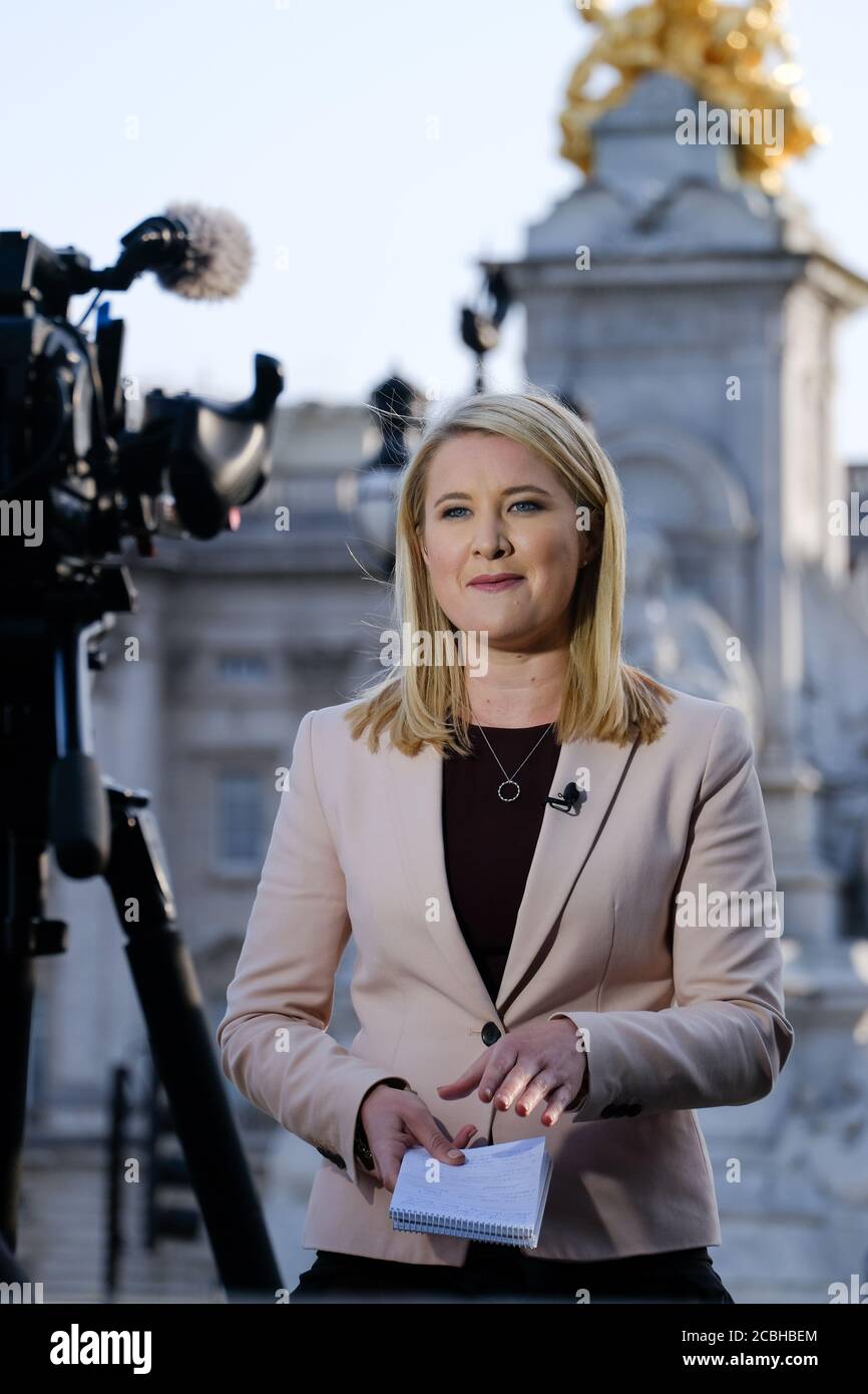 Une journaliste de presse télévisée sur place devant Buckingham Palace lors de la visite de Trump dans l'État britannique en 2019. Banque D'Images