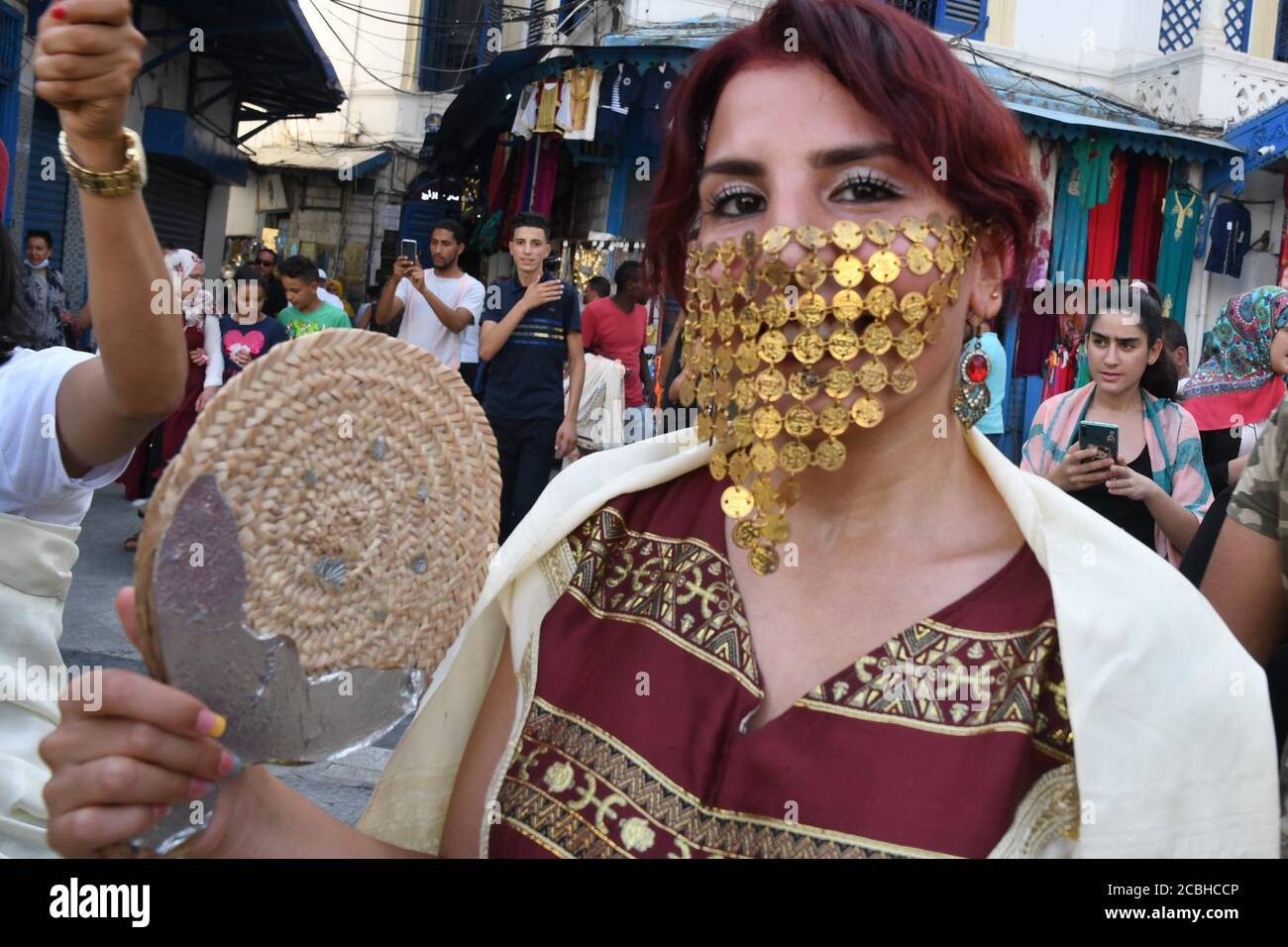 Tunis, Tunisie. 13 août 2020. Une femme en costumes folkloriques tunisiens participe aux célébrations de la Journée nationale de la femme dans le centre-ville de Tunis, en Tunisie, le 13 août 2020. Crédit: Adel Ezzine/Xinhua/Alamy Live News Banque D'Images