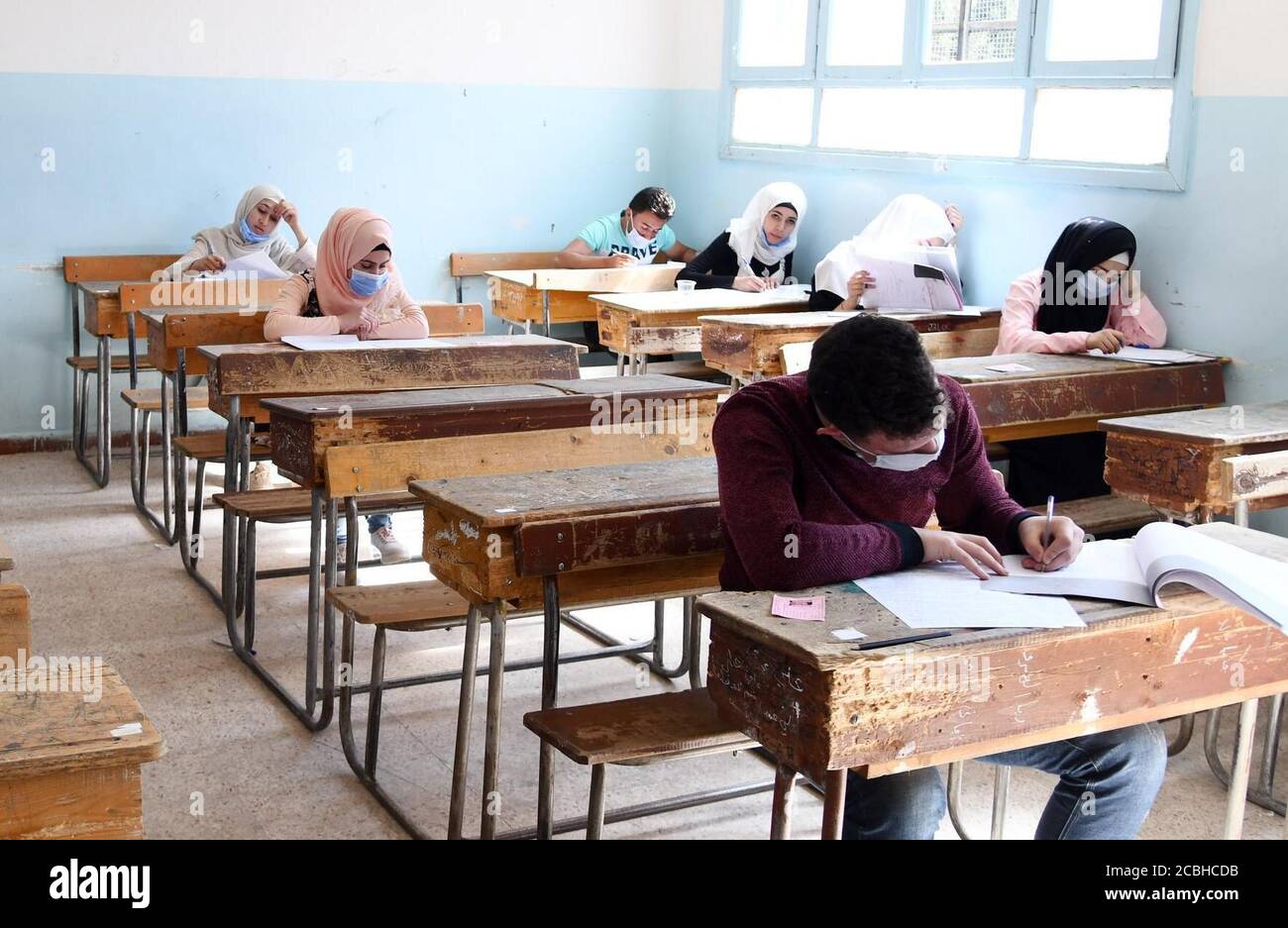 Damas, Syrie. 13 août 2020. Les étudiants se font passer un examen dans un centre éducatif dans le cadre de l'épidémie de COVID-19 à Damas, capitale de la Syrie, le 13 août 2020. Crédit: Ammar Safarjalani/Xinhua/Alamy Live News Banque D'Images