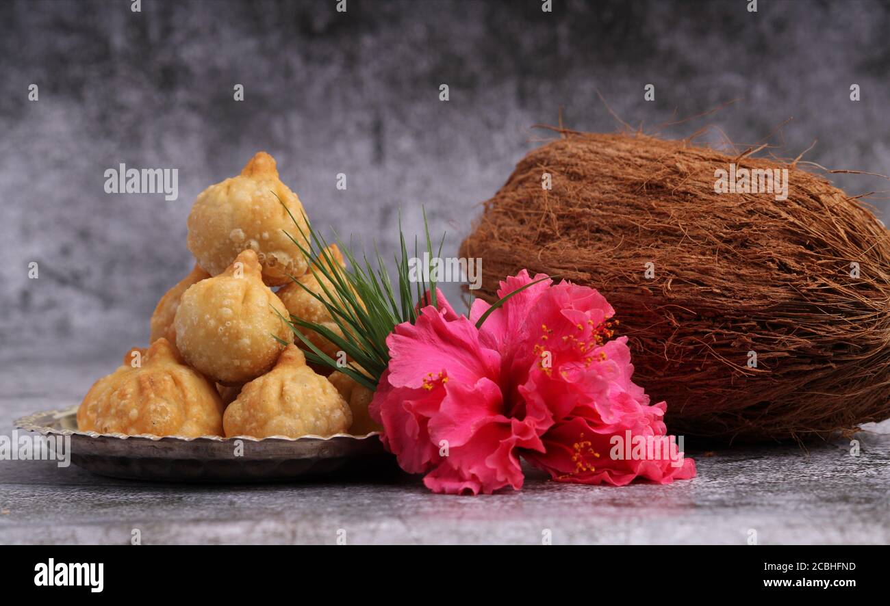 Ganesh Puja - nourriture douce Modak offerte au festival Ganpati ou Chaturthi en Inde. Banque D'Images