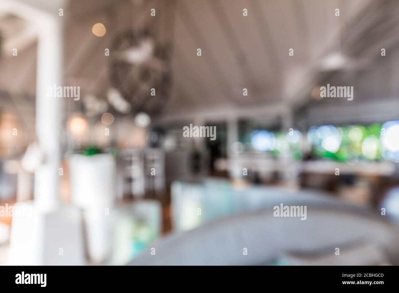Image floue de l'intérieur du café avec une table en bois devant. Boutique de café abstrait Blur Banque D'Images
