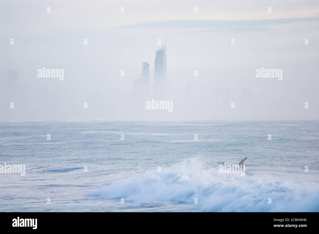 Surf le matin à Burleigh Heads Banque D'Images