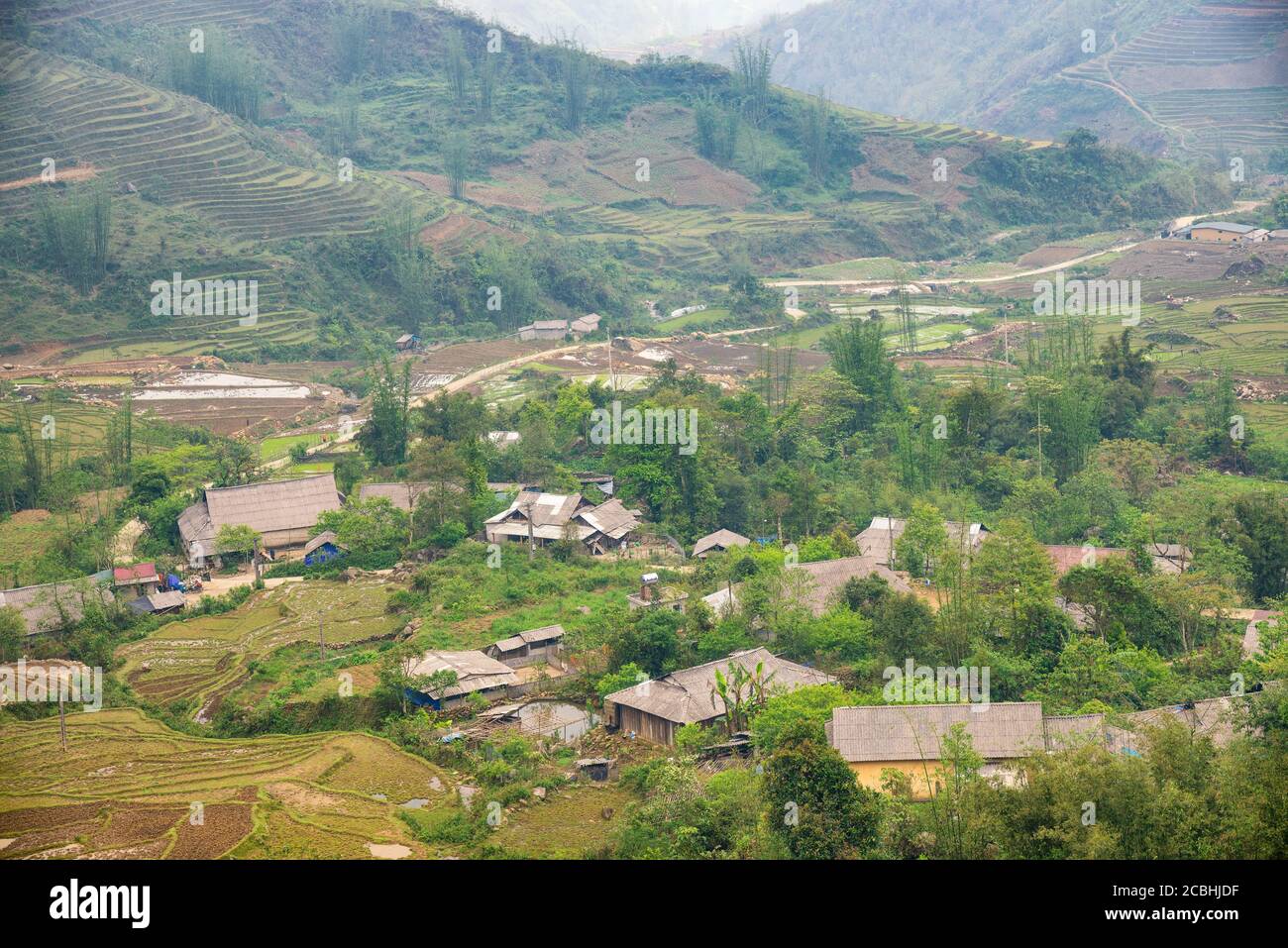 Terrasses de rizières. Vue sur la montagne dans les nuages. Sapa, province Lao Cai, nord-ouest du Vietnam Banque D'Images