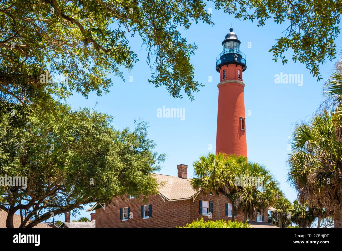 Phare et musée de Ponce Inlet à Ponce Inlet, en Floride, juste au sud de Daytona Beach. (ÉTATS-UNIS) Banque D'Images Phare et musée de Ponce Inlet à Ponce Inlet, en Floride, juste au sud de Daytona Beach. (ÉTATS-UNIS) Banque D'Images