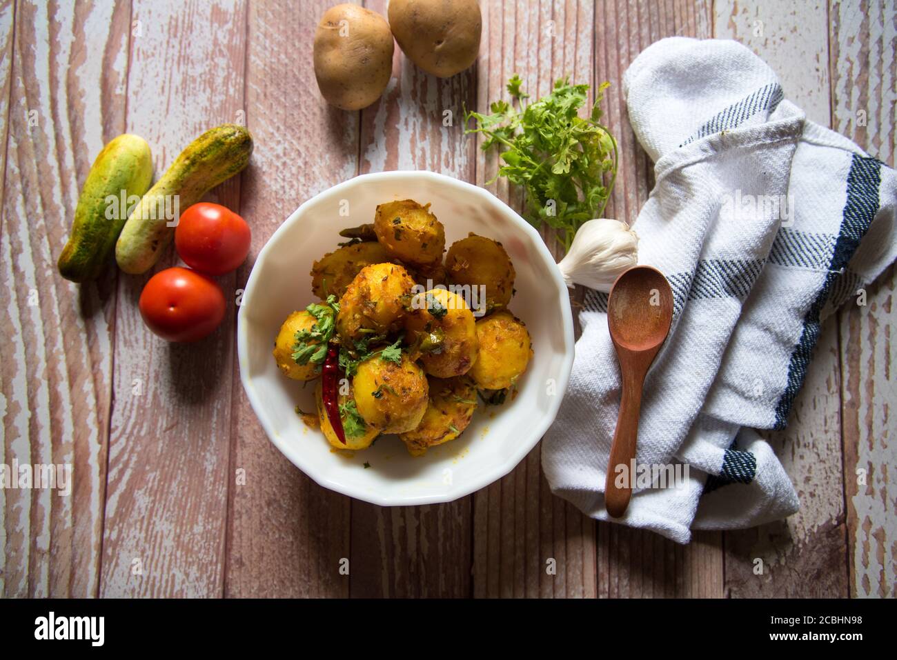 Vue de dessus de style indien dum aloo et des ingrédients un arrière-plan Banque D'Images