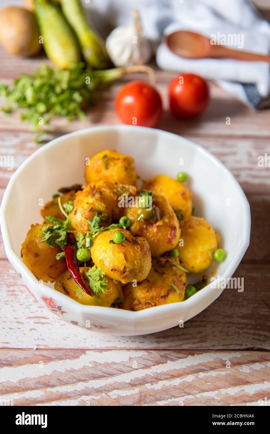 Vue de dessus des pommes de terre cuites au riz de style indien dans le arrière-plan Banque D'Images