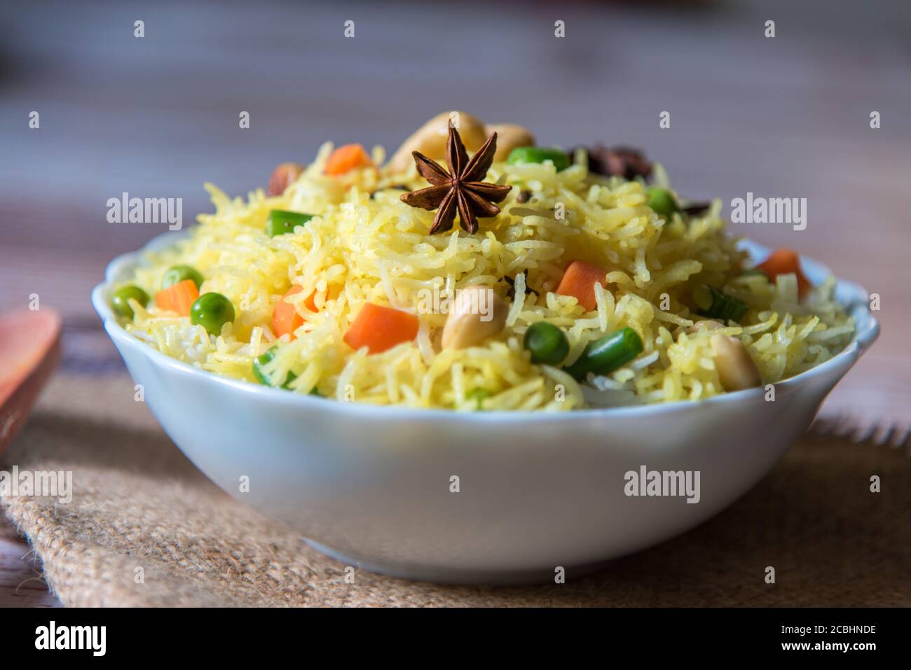 Gros plan de riz de style indien avec des fruits secs ou pulao dans un bol Banque D'Images