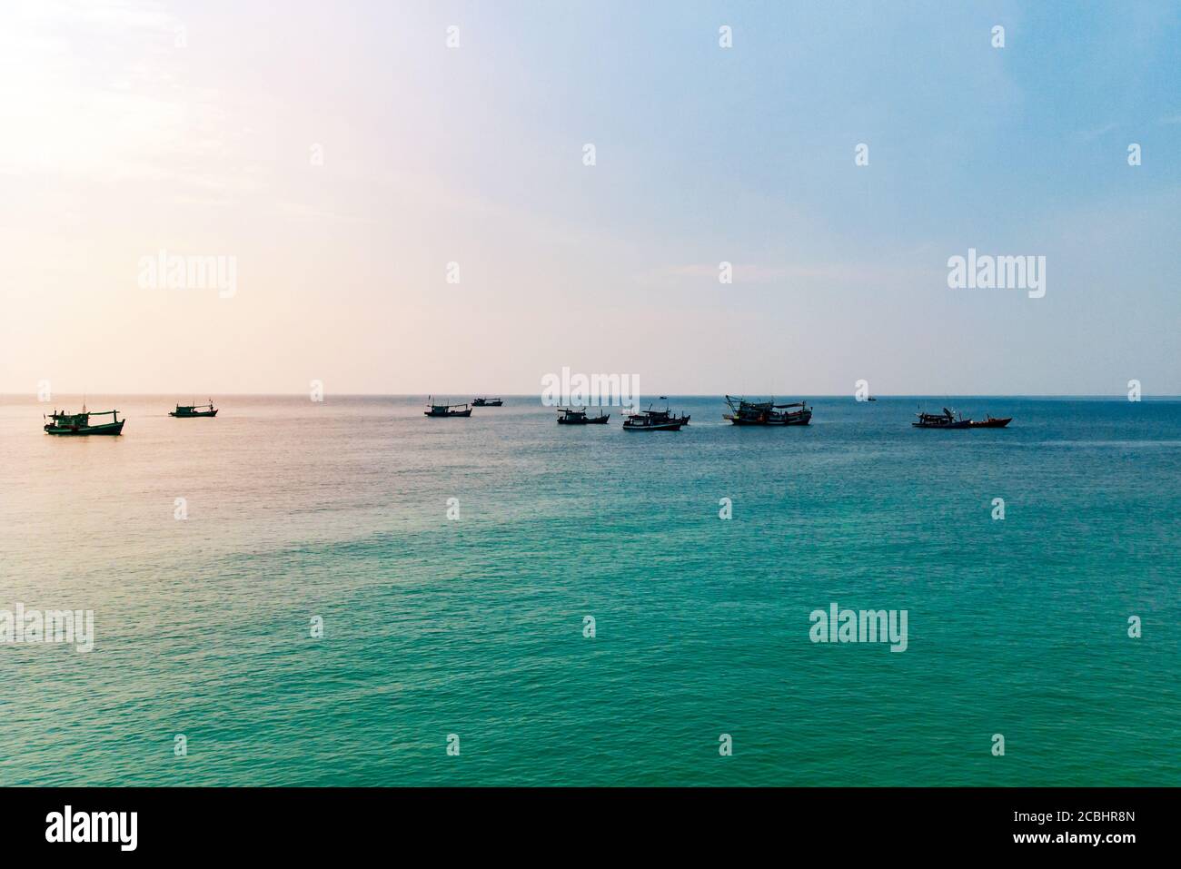 Bateau traditionnel en bois au Cambodge. Lever de soleil mer paysage photo. Vue sur la mer et le ciel avec silhouette de bateau. Île de Koh Rong bord de mer. Vacances en Asie du Sud Banque D'Images