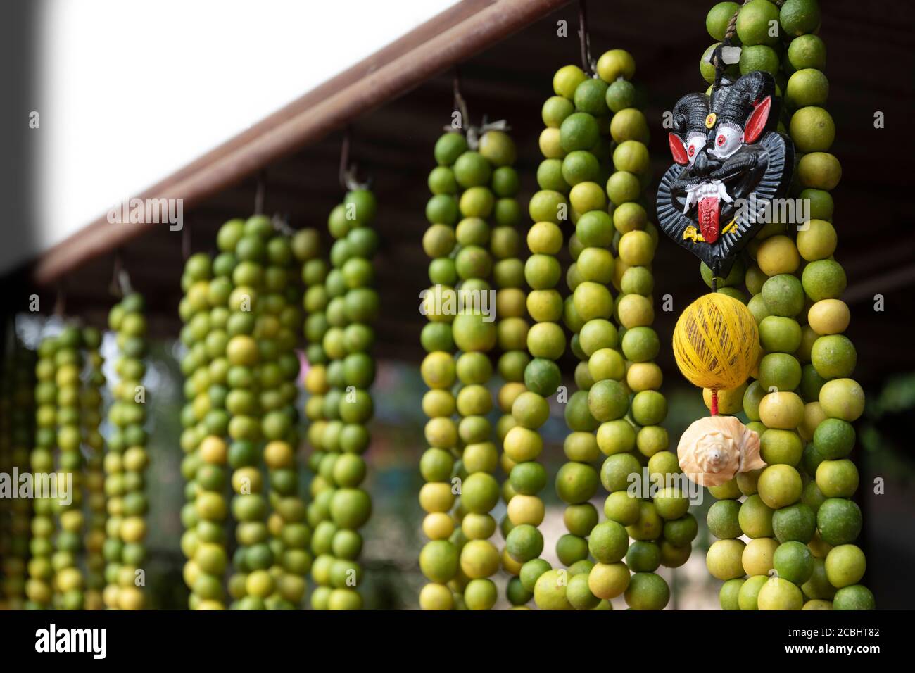 Guirlande de citron gardées pour la vente à un temple de Kerala Banque D'Images