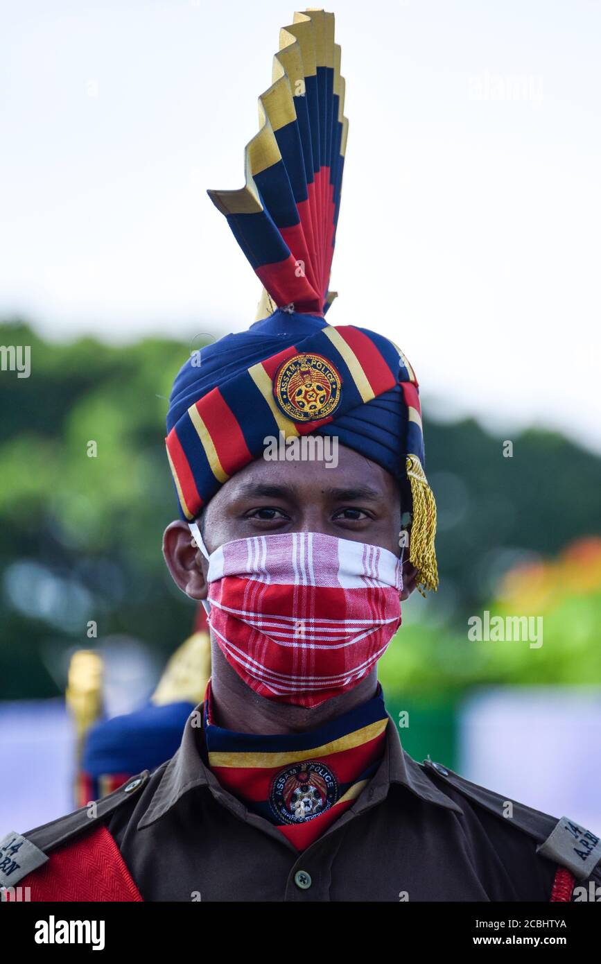 Guwahati, Inde. 13 août 2020. Des soldats paramilitaires indiens portant un masque pendant les répétitions complètes pour les célébrations du 74e jour de l'indépendance, dans le cadre de la pandémie COVID-19 en cours, à Guwahati. Photo: David Talukdar/Alay Live News Banque D'Images