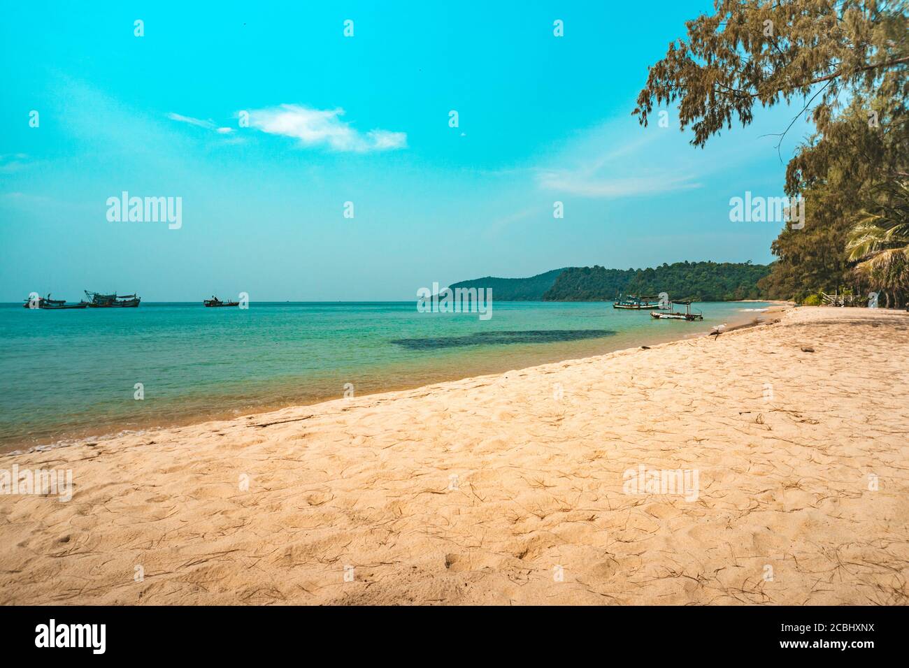 Vagues de l'océan à la plage de sable tropical longue avec beaucoup d'empreinte sur la belle île de Koh Rong, Banque D'Images