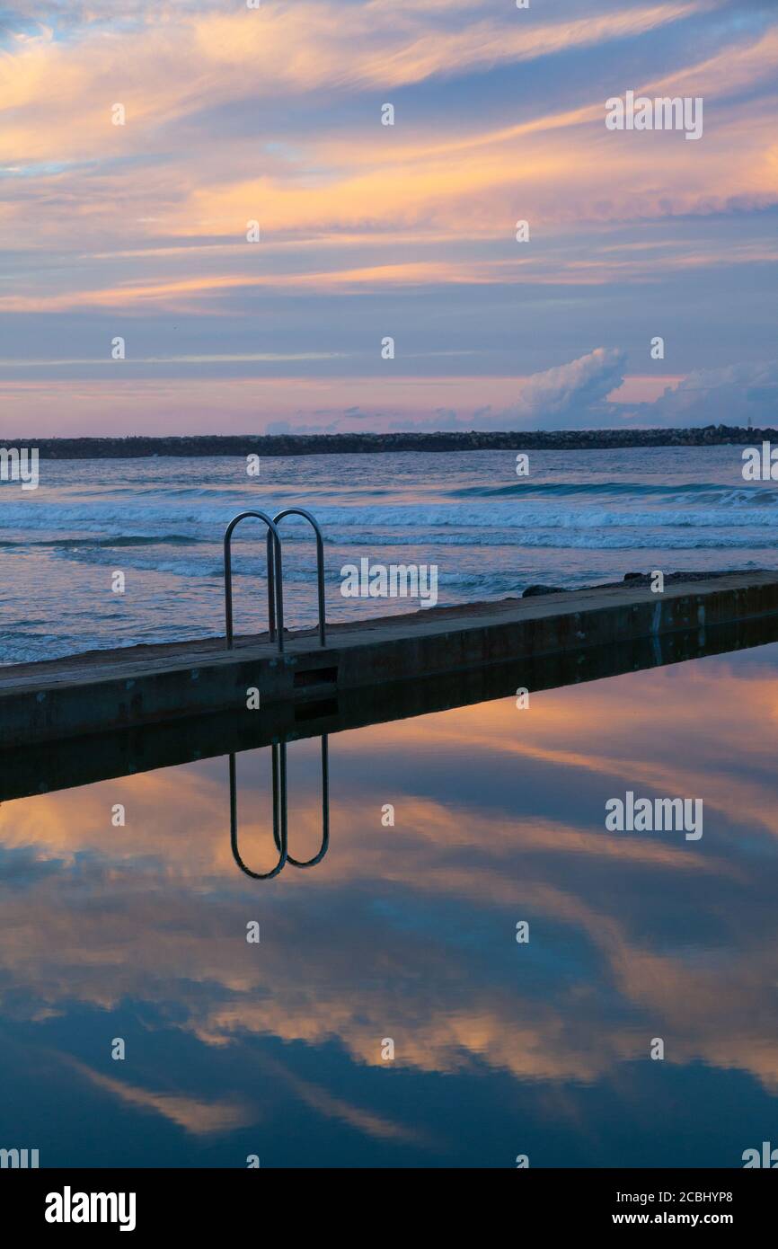 Coucher de soleil à la piscine de l'océan Yamba, Nouvelle-Galles du Sud Australie Banque D'Images